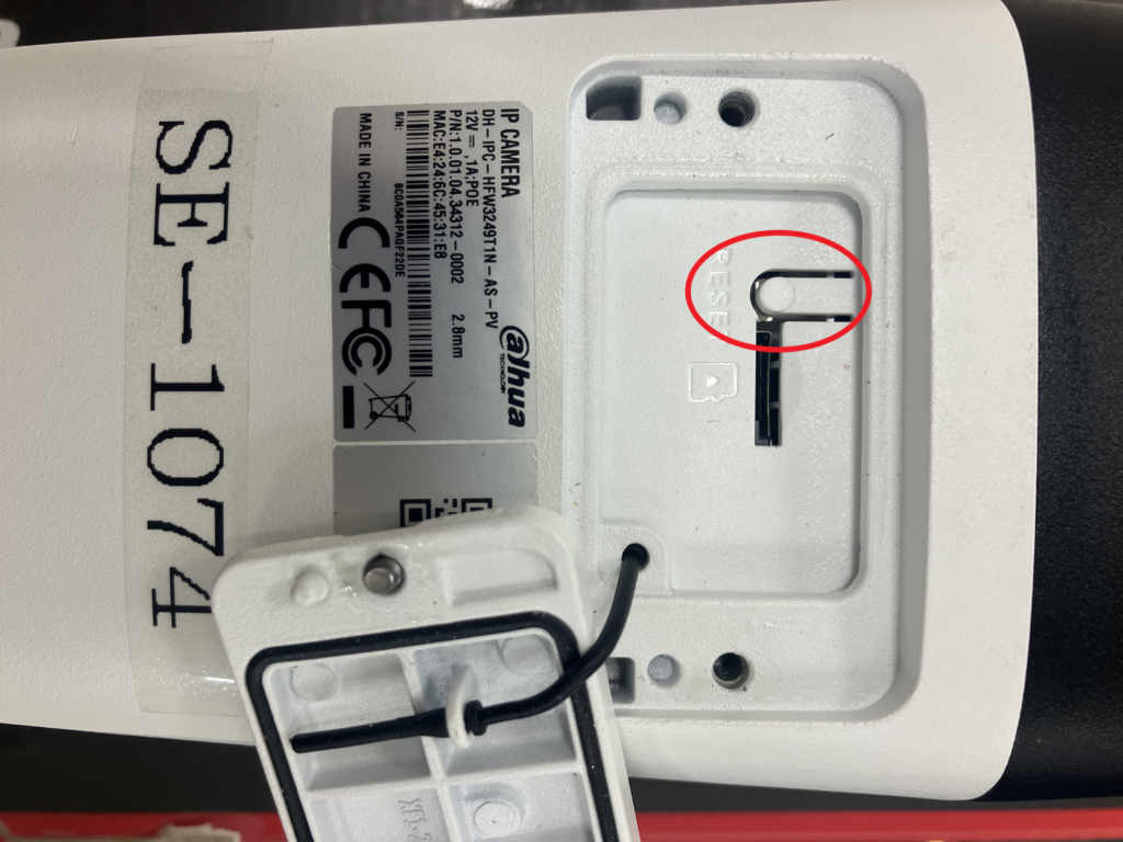 写真は:Dahuaのネットワークカメラをファクトリーリセットするためのボタンの位置を図示しています。写真の赤枠内がリセットボタンです
